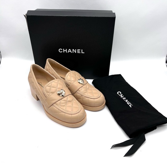 CHANEL
Lambskin Quilted CC Heart - Picture 1 of 8